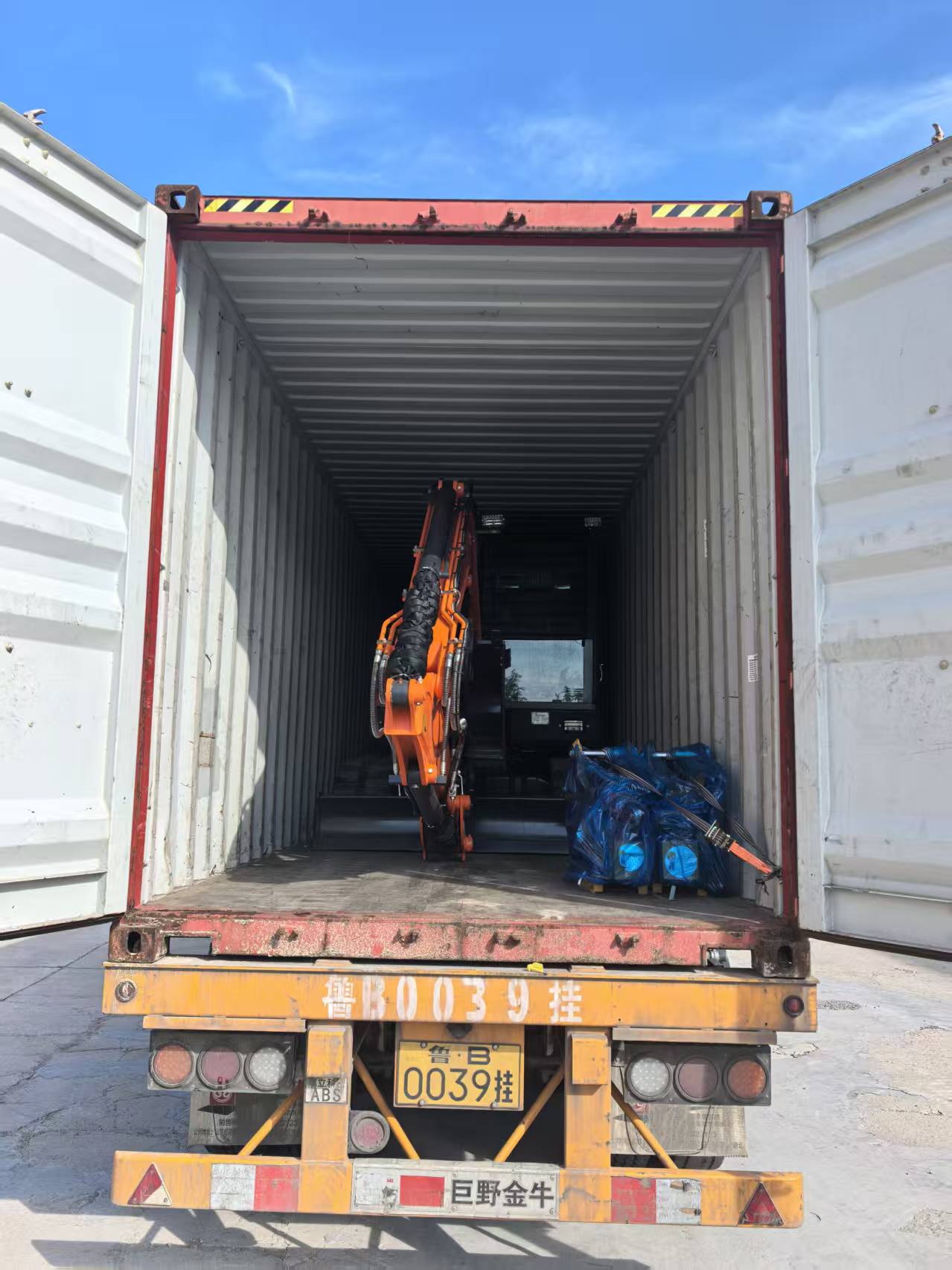 Отправлено два экскаватора грузоподъемностью 6,5 т.