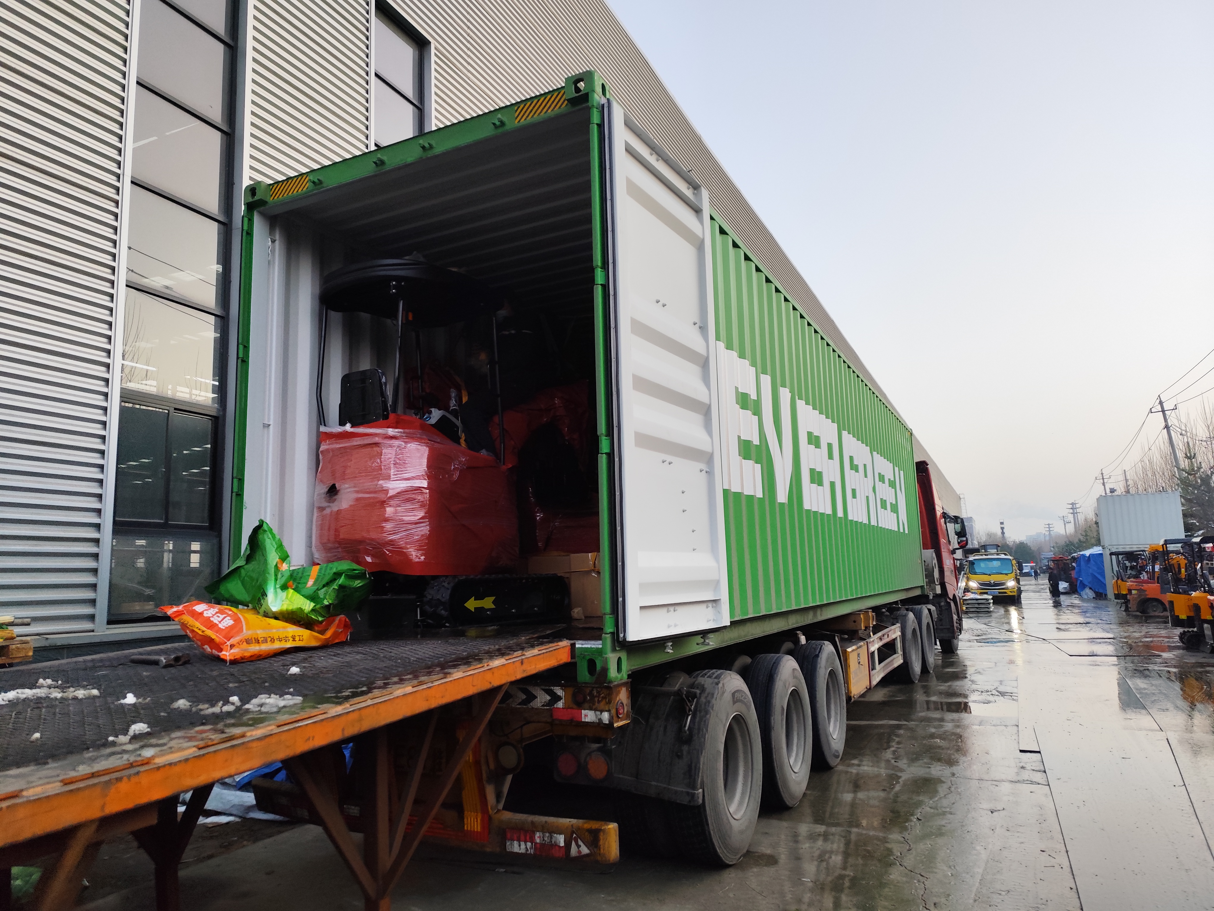 Завершено и отгружено производство мини-экскаваторов для французского клиента