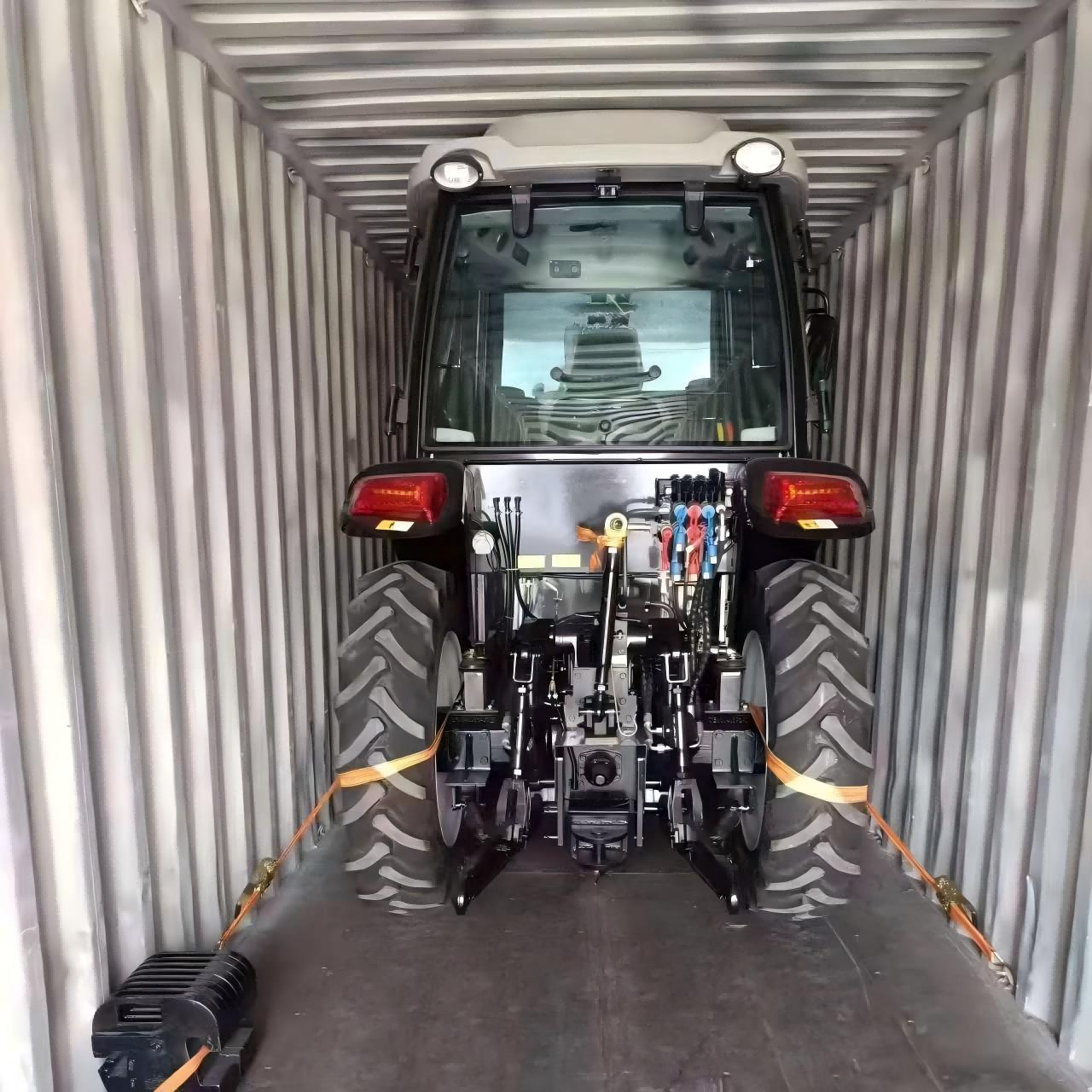 Доставлен трактор мощностью 50 л.с., адаптированный для панамского заказчика.